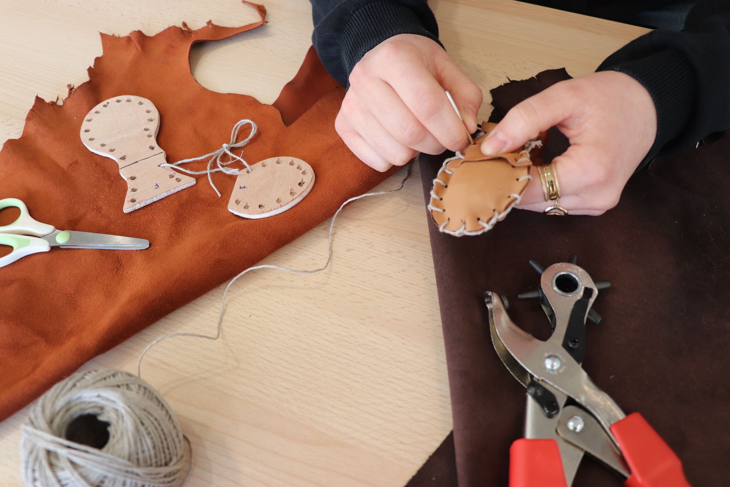 Atelier fabrication de bulla en cuir au Pont du Gard